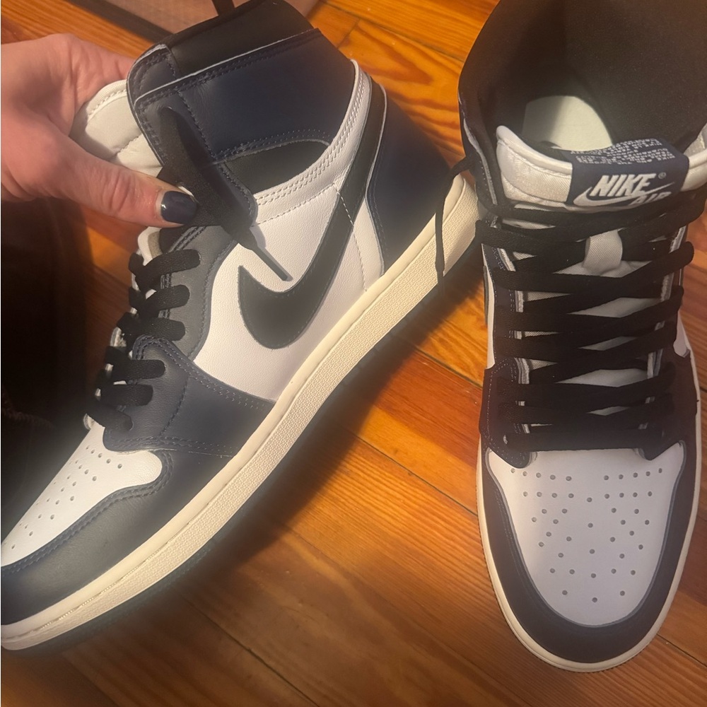Nike Men's Black, navy, and White Sneakers